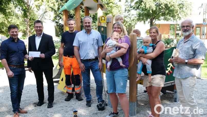 Nicht nur die kleinen Besucher freuten sich über den neuen Spielplatz, der zwischen Rathaus und Kirche entstanden ist. Bild: mab