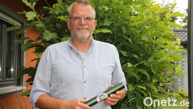 Pencoed-Club-Vorsitzender, Dr. Lutz Haß, kann den Staffelstab nicht an einen Nachfolger übergeben. Daher geht der Stab an die Stadt Waldsassen. Bild: kro