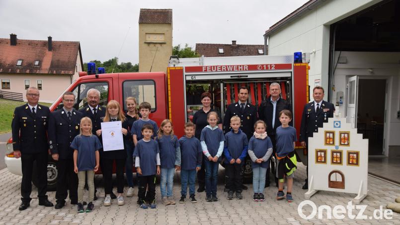 In Ransbach hat sich eine Kinderfeuerwehr, &quot;Feuerfüchse&quot; genannt, gegründet. Darüber freuen sich Kreisbrandrat Fredy Weiß (Dritter von links), sein designierter Amtsnachfolger Christof Strobl (links) der Fachbereichsleiter der Kinderfeuerwehren Harald Schmidt (Zweiter von rechts), Kreisbrandmeister Alexander Graf (rechts) gekommen sowie Kommandant Andreas Bruckmüller (Zweiter von links). Bild: bö