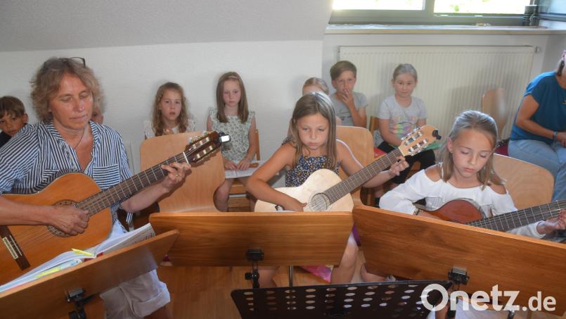 &quot;Au clair de la lune&quot; heißt das Stück, das die beiden Mädchen mit der Gitarre mit Lehrerin Sieglinde Ziegler spielen. Bild: fz