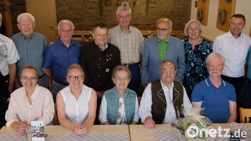 Ein großer Gratulantenkreis traf sich zum 90. Geburtstag von Heinrich Riebel (sitzend, Zweiter von rechts). Bild: le