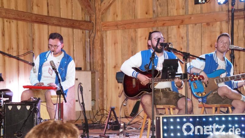 Die drei von "Barbari Bavarii" , "Rosi", "Weiti" und "Beda" (von links) begeisterten das Publikum in dem historischen Stodl des Aiherlhofes Bild: wel