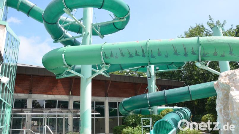 Der Endauslauf der Wasserrutsche soll ins Innere der Therme verlegt werden. Heuer wird das aber nicht mehr geschehen. Bild: Kunz