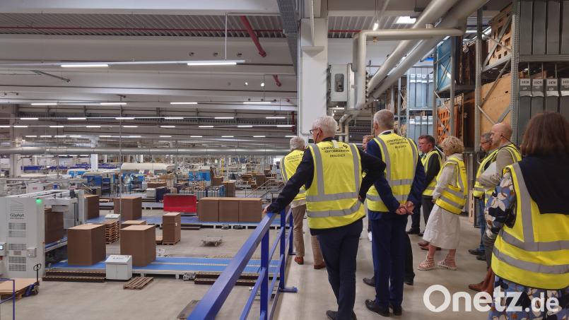 Von oben blicken die Teilnehmer bei der Betriebsführung auf die Produktion im Liebensteiner Kartonagenwerk. Bild: lue