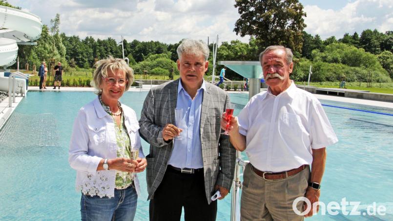 Bei dem Glückwunsch an Bürgermeister Josef Holecek (Mitte) zeigt das Bild Zweite Bürgermeisterin Irene Ehemann (links) und Arbeitskreisvorsitzenden Josef Götz. Bild: Stadt Nabburg/exb