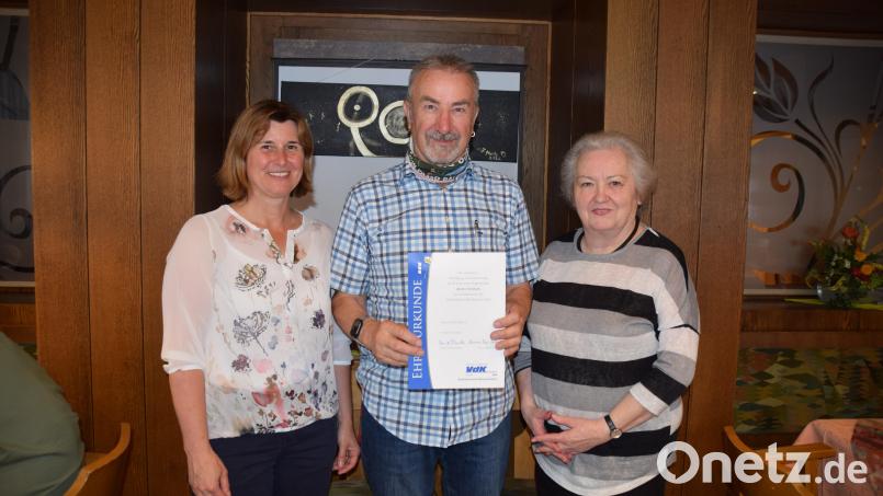 Vorsitzende Doris Lehnerer (links) ehrt Alois Straub für 25 Jahre Mitgliedschaft. VdK-Kreisvorsitzende Marianne Kies-Baldasty gratuliert. Bild: wku