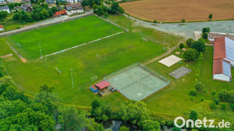 Mit der Umgestaltung des Sport- und Freizeitgeländes im Zuge der Sanierung des TSV-Sportheimes (oben) hat sich die Gemeinde Kastl erfolgreich für das &quot;Gütesiegel Heimatdorf 2023&quot; beworben. Bild: Robert Neuber/exb