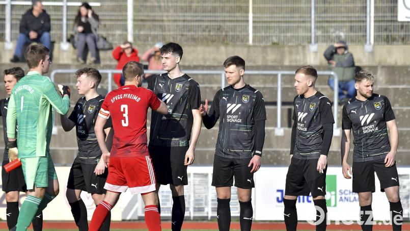 Auf ein Wiedersehen in der Bezirksliga hätten beide Mannschaften gerne verzichtet: Der FC Amberg (dunkle Trikots) und die SpVgg Pfreimd mussten in die Relegation – und stiegen beide aus der Landesliga Mitte ab. Archivbild: Hubert Ziegler