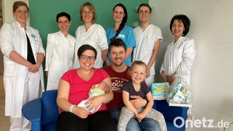 Romy ist das 200. Baby in diesem Jahr im Klinikum Fichtelgebirge. Im Bild vorne von links Christina Konz mit Romy und Matthias Konz mit Johanna, hinten von links Dr. Maren Seibt, Dr. Natalija Deuerling, Kathrin Schwientek, Angelika Mackova, Philipp Küfner, Shoghik Janoyan. Bild: Klinikum Fichtelgebirge/exb