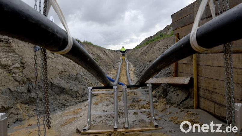 Noch gibt es keine Gleichstrom-Erdkabel des Süd-Ost-Links durch den Landkreis Schwandorf. Das Bild zeigt Arbeiten an der Stromtrasse Nord-Link bei Büsum. Bild: Carsten Rehder/dpa