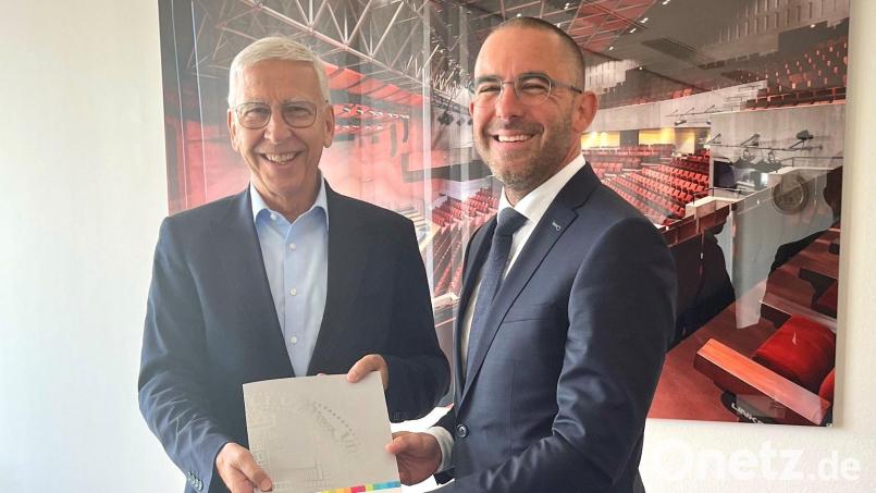 Prof. Dr. Andreas Redel (rechts) bei der Übergabe der Ernennungsurkunde mit dem Präsidenten der Universität Regensburg, Prof. Dr. Udo Hebel Bild: Redel/exb