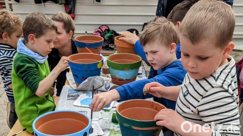 Bei der Kinderaktion des Gartenbauvereins wurden Blumentöpfe angemalt. Bild: Wagner/exb