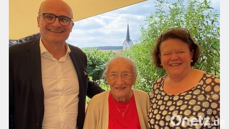 Die rüstige 102-jährige Jubilarin Gertrud Reinhart freute sich über die Gratulanten. Auch Staatssekretärin a.D. Marianne Deml und Bürgermeister Maximilian Beer wünschten alles Gute. Bild: Reinhart/exb