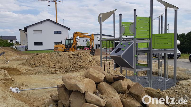 Im neuen Baugebiet Naabhöhe in Erbendorf laufen derzeit die Arbeiten für den neuen Spielplatz. Unter anderem wurde schon ein Spielturm aufgestellt. Bild: Benkhardt