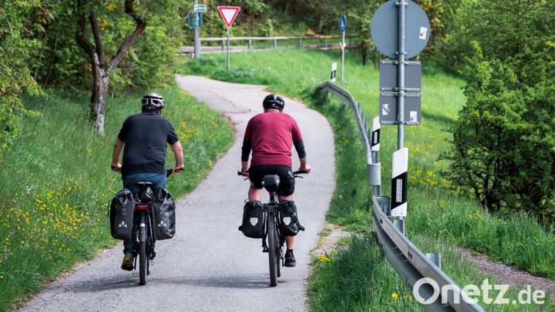 Radeln von Mitterteich nach Konnersreuth auf einem Radweg – so wie auf dem Symbolbild – ist auf absehbare Zeit nicht möglich. Für den Großteil der Strecke muss die Staatsstraße genutzt werden. Symbolbild: Daniel Vogl/dpa