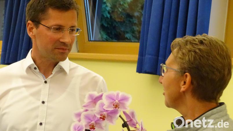 Bettina Berger (rechts) pflegt und hegt seit fast einem Jahrzehnt den Albertus-Magnus-Garten gleich neben der Dürnsrichter Kirche. Pfarrer Michael Hoch (links) überreichte ihr zum Dank ein Blumengeschenk. Bild: Houschka
