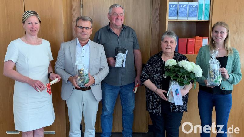 Christine und Werner Konz (Zweite und Dritter von rechts) werden in den Ruhestand verabschiedet. Bild: fz