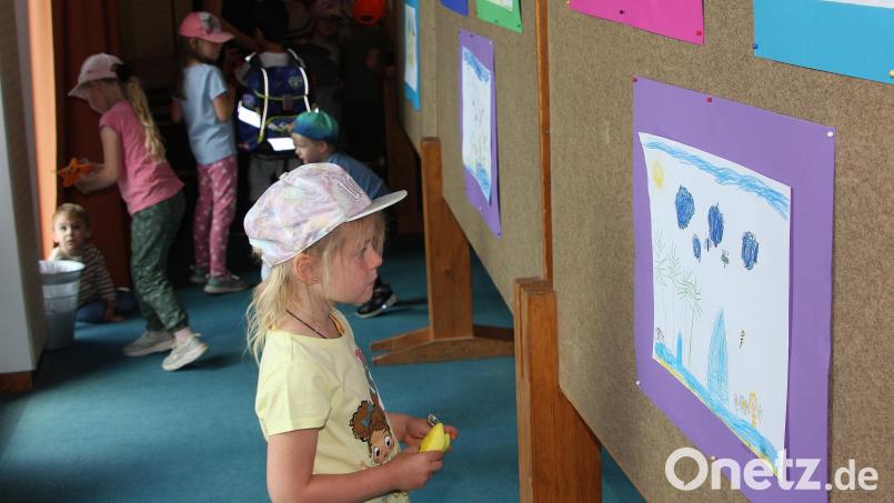Hauptpersonen bei der Vernissage im Rathaus Wiesau waren am Dienstag die Mädchen und Buben aus den drei Kindertagesstätten in der Marktgemeinde. Bild: wro