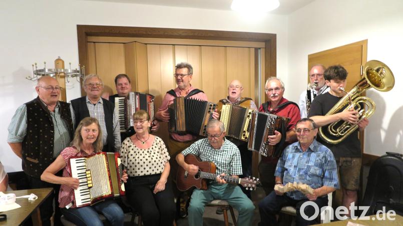 Für Stimmung im Wirtshaus am Stadtweiher sorgten Theo Helgert, Willi Prechtl, Michael Pschierer, Erwin Hornauer, Helmut Jilg, Hans Fröhlich, Herbert Storek, Simon Hefner (hinten von links), Barbara Reichl, Maria Storek, Rainer Marquardt und Werner Ponnath (vorne von links). Bild: jzk