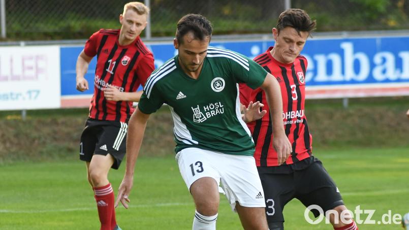 Daniel Lauterbach (links, im Duell mit Benjamin Urban vom SC Luhe-Wildenau) und der SV Mitterteich sind am Samstag beim Oberpfälzer Bezirksligisten SpVgg Pfreimd zu Gast. Bild: otr