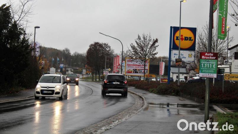 In der Bayreuther Straße soll im Bereich Röntgenstraße ein Kreisverkehr entstehen. Dafür vergab der Stadtrat nun den Planungsauftrag. Archivbild: stg