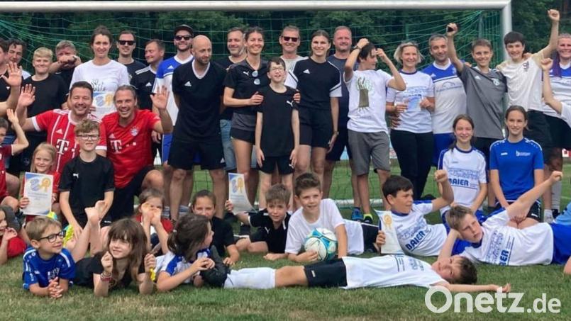 Die Teilnehmer der Störnsteiner Dorfmeisterschaft im Fußball. Bild: mas