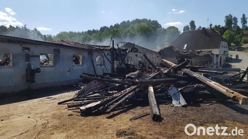 Die Feuerwehr konnte ein Übergreifen der Flammen auf das Wohnhaus (im Hintergrund) verhindern. Bild: Benkhardt