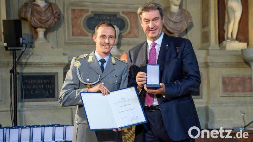 Der ehemalige Nordische Kombinierer und dreifache Olympiasieger Eric Frenzel (links) erhält den Bayerischen Verdienstorden von Ministerpräsident Markus Söder. Bild: Bayerische Staatskanzlei