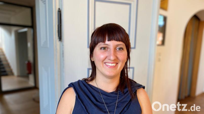 Franziska Hufnagel ist die neue ILE-Managerin. Bei ihrer Vorstellung im Vohenstraußer Stadtrat geht die 31-Jährige auf die aktuellen Projekt der ILE Naturparkland Oberpfälzer Wald e.V. ein. Bild: ck