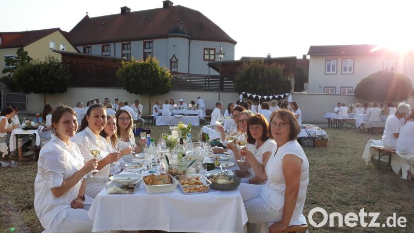 Großes Interesse fand wieder ein „Dinner in Weiß“, das die Vita-Gruppe des Frauenbunds Waldsassen traditionell am Dienstag nach dem Bürgerfest in den Neuen Gärten veranstaltete. Bild: Katholischer Frauenbund Waldsassen/exb