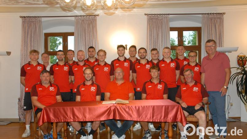 Bürgermeister Peter Braun (rechts) empfängt die Aufsteigermannschaft des SV Schmidmühlen um Vorsitzenden Markus Hummel (Mitte, sitzend) im Rathaus. Bild: pop