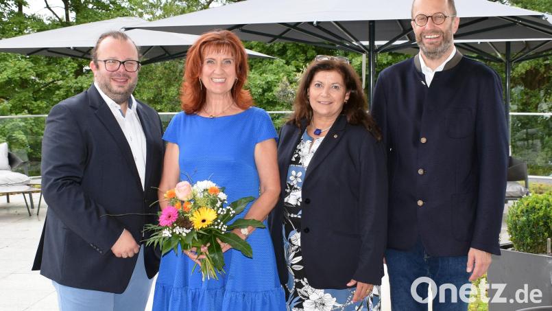 Florian Schott (rechts) ist der neue Präsident des Lions Clubs Neustadt/WN-Lobkowitz. Er löste Regina Kestel (Zweite von rechts) ab. Ihm zur Seite stehen 1. Vizepräsidentin Andrea Gollwitzer und 2. Vizepräsident Sebastian Denzler (links). Bild: lst/exb