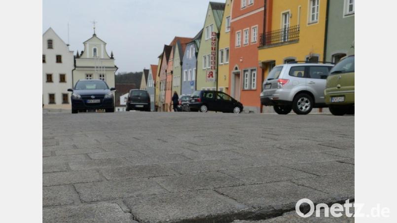 Welchen Beleg soll der Stadtplatz in Neustadt/WN bekommen? Dieses Thema dominiert die Bürgerversammlung im "Weißen Rössl". Archivbild: Gabi Schönberger