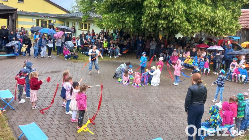 Beim Familienfest des Kindergartens Winklarn wird der Garten zur Bühne umfunktioniert. Die verschiedenen Kindergartengruppen glänzen mit tollen Aufführungen. Bild: Niebauer/exb