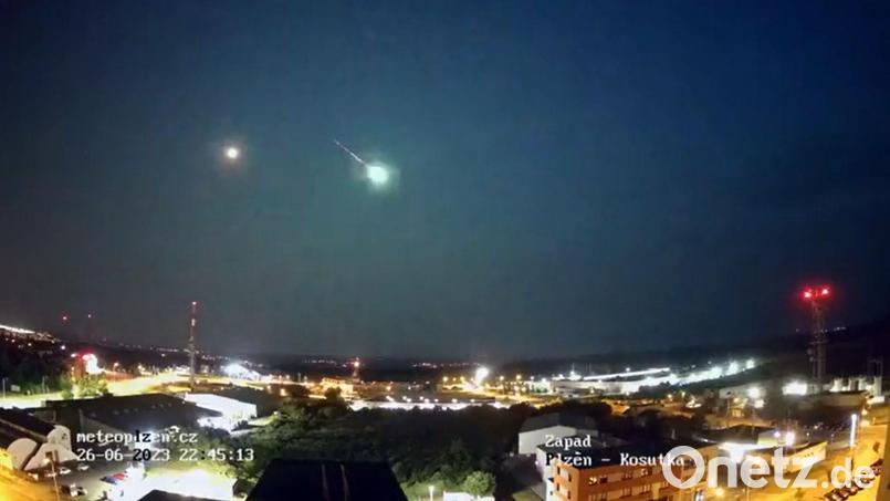 Eine Überwachungskamera zeigt den Meteor am Nachthimmel über Pilsen. Screenshot: Ceský hydrometeorologický ústav (HMÚ)