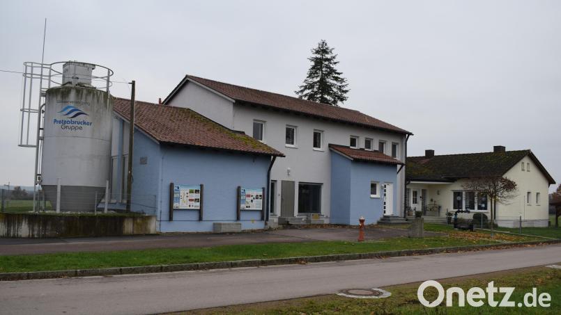 Neben dem bestehenden Wasserwerk des Zweckverbands Pretzabrucker Gruppe in Asbach soll die neue Wasseraufbereitung des Neu-Zweckverbandes errichtet werden. Bild: bnr