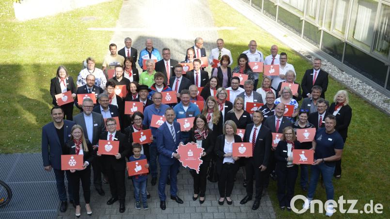 Über das ehrenamtliche Engagement im Geschäftsgebiet der Sparkasse Amberg-Sulzbach freuen sich die Sparkassenangestellten gemeinsam mit den Vertretern der Vereine sowie Vorstandsvorsitzendem Thomas Pickel und Vorstandsmitglied Sonja Kalb (vorne, Mitte). Bild: Leonhard Gierl/exb