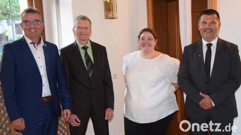 Bei den Wahlen zum Aufsichtsrat der Bank wird der bisherige Aufsichtsratsvorsitzende Alfred Hantsch (Zweiter von links) wiedergewählt. Dazu gratulieren Vorstand Karl Schlagbauer, Verbandsprüferin Annette Weiß und Vorstand Michael Doblinger. Bild: bö