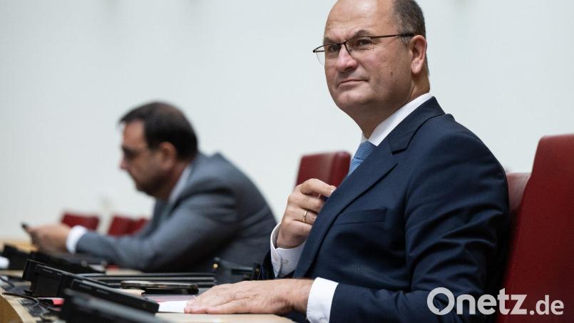 Albert Füracker sitzt im bayerischen Landtag während einer Plenarsitzung auf seinem Platz. Bild: Sven Hoppe/dpa