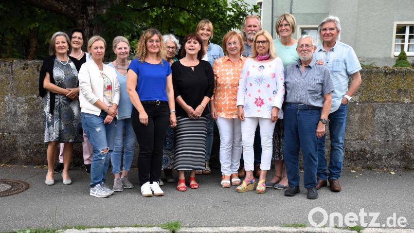 Bei den Neuwahlen des Kunstvereins Tirschenreuth wurde der Vorstand um die Vorsitzende Petra Schicker (Vierte von rechts) und Zweite Vorsitzende Kerstin Rumswinkel (Dritte von rechts) bestätigt. Bild: ubb