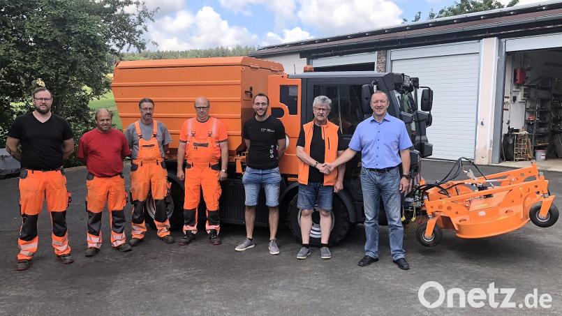 Über ihr neues Arbeitsgerät freuen sich die Mitarbeiter des Gemeindebauhofs (von links) Dominik Hecht, Jürgen Schärl, Stephan Weiß und Bauhofleiter Rainer Kellner. Übergeben wurde es von Gebietsleiter Marc Morgenstern im Beisein von Bürgermeister Wolfgang Braun und Geschäftsleiter Florian Heinl (von rechts). Bild: wro