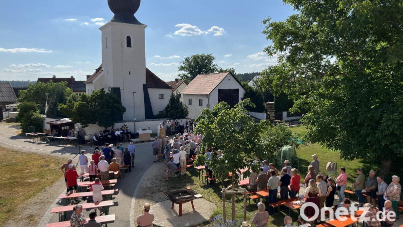 Schattige Plätze waren beim Kirchweihgottesdienst in Hirschwald sehr gefragt. Bild: tra