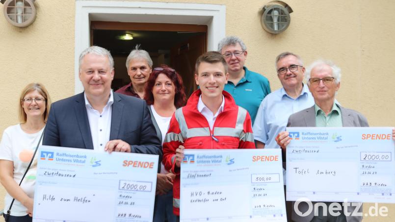 Landrat Richard Reisinger (vorne, von links), Samuel Fritz und Bernhard Saurenbach. Mit dabei vom KAB-Team Andrea Höfler (hinten, von links), Zweiter Bürgermeister Josef Weinfurtner, Michaela Bauer, Peter Pilz und Präses der KAB, Pfarrer Slawomir Niemczewski. Bild: mrr