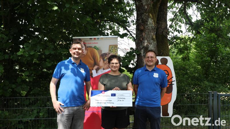 Spendenübergabe an die Johanniter-Kinderkrippe „Waldnaabzwerge“: Im Bild von links Johannes Franz, Kathrin Zölch und Michael Bauer. Bild: Lucie Baumann/exb