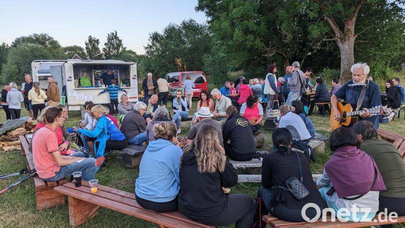 Rund ums Lagerfeuer scharen sich die Gäste, Countrysänger Standa Červenka geht singend und Gitarre spielend von Tisch zu Tisch Bild: eib