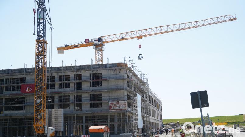 Auf der Baustelle der neuen Realschule in Kemnath konnte das Richtfest gefeiert werden. Die Richtkrone wurde an einem Kran befestigt und schwebt nun über dem Gebäude. Bild: kaz