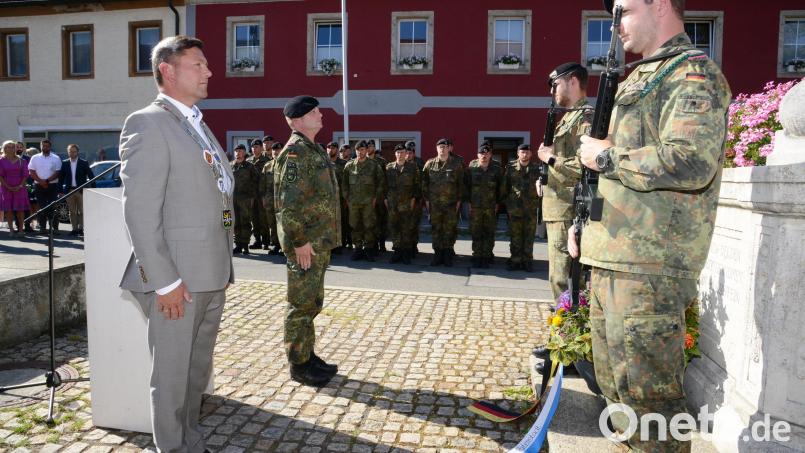 Bürgermeister Rainer Rewitzer und Kompaniechef Hauptmann Marcel Prill legen zur Ehre der verstorbenen Bundeswehrangehörigen sowie der Bürgerinnen und Bürger aus Pleystein einen Kranz nieder. Bild: bey