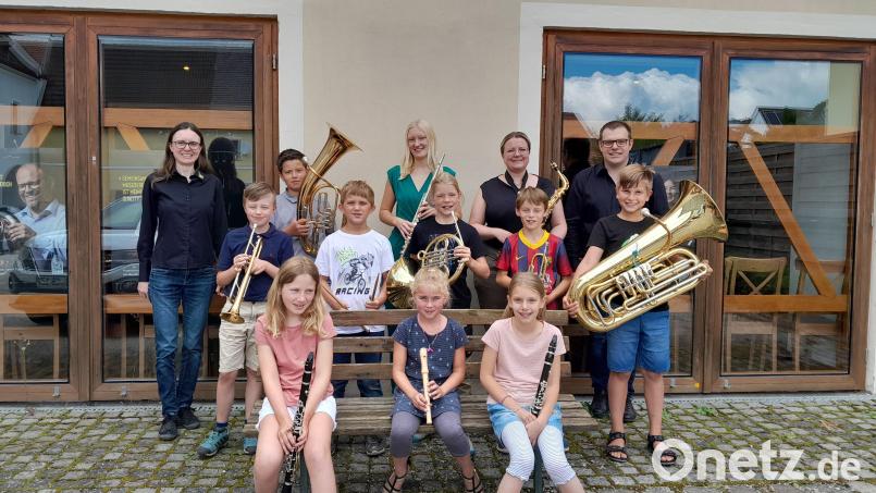 Die Teilnehmerinnen und Teilnehmer beim allerersten Newcomer-Abzeichen im Nordbayerischen Musikbund. Es gratulierte das Prüfungsteam: Lucia Bäuml (links) und Christian Bäuml (rechts). Bild: bö