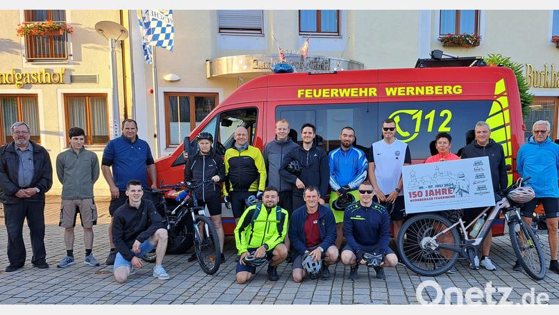 Mitglieder der Feuerwehr Wernberg machten sich auf den Weg nach Altötting. Auch die beiden Schirmherren traten in die Pedale Bild: Willi Duschner/exb