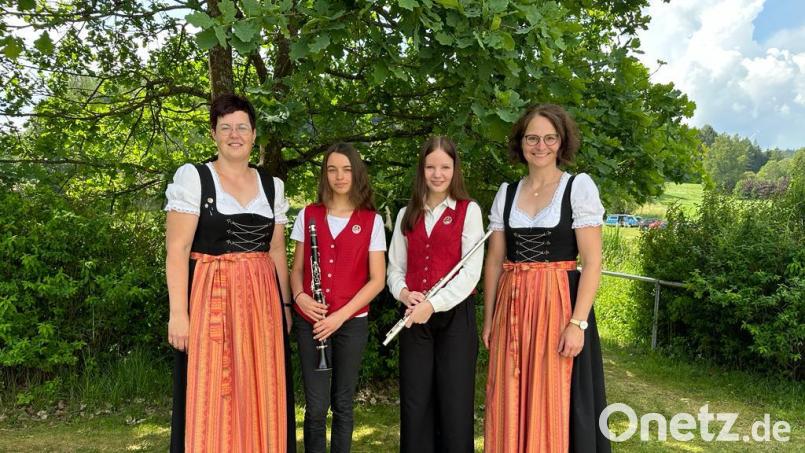Marie Zeitler (von links) und Rebecca Höreth freuen sich mit ihren Ausbilderinnen Diana Raab (links) und Christine Sandmann über den Erfolg. Bild: Diana Raab/exb